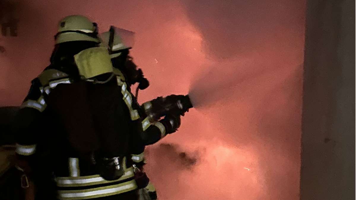 Feuer in Affalterbach: Übergreifen der Flammen wird verhindert
