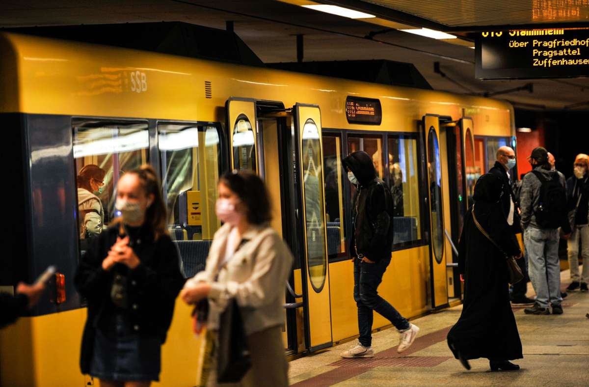 Debatte um Mundschutz in Stuttgarts Bahnen: Freie Fahrt für Maskenmuffel? Ministerium sieht kein Problem