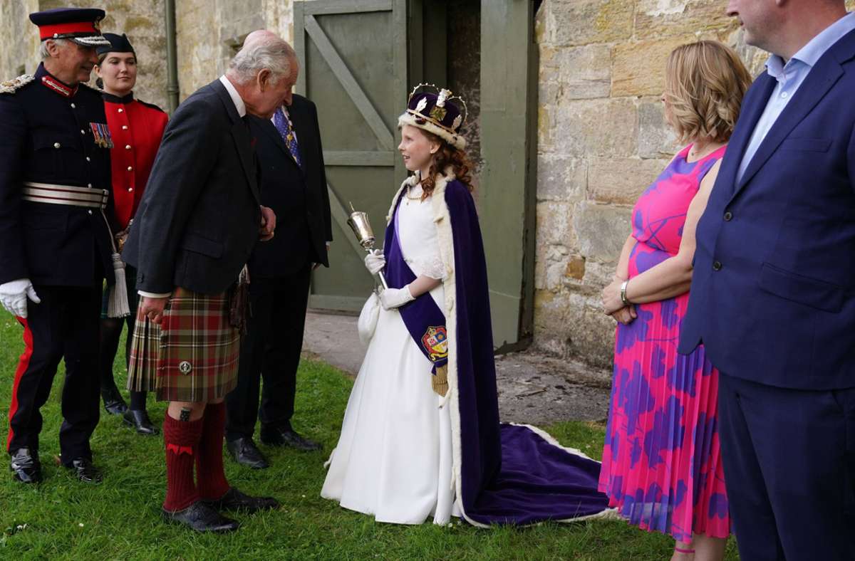 König Charles III. trifft Lexi, die Bo’ness Fair Queen.