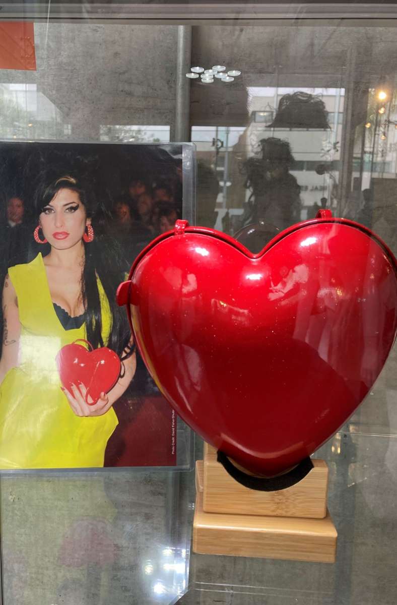 Eine speziell angefertigte rote Ledertasche in Herzform von Moschino, die von Amy Winehouse bei den Brit Awards 2007 getragen wurde, ist ebenfalls versteigert worden.
