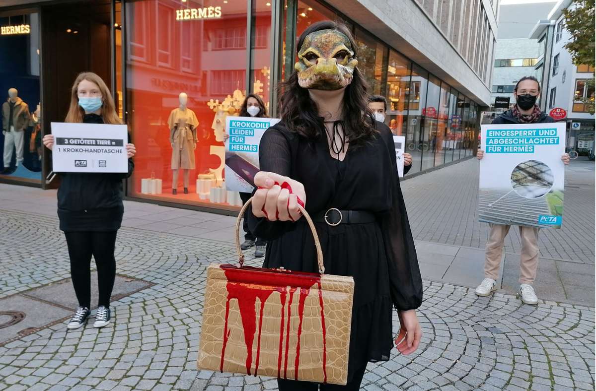 Die Peta-Aktion fand vor der Stuttgarter Hermés-Filiale statt. Foto: Andreas Rosar/Fotoagentur Stuttgart