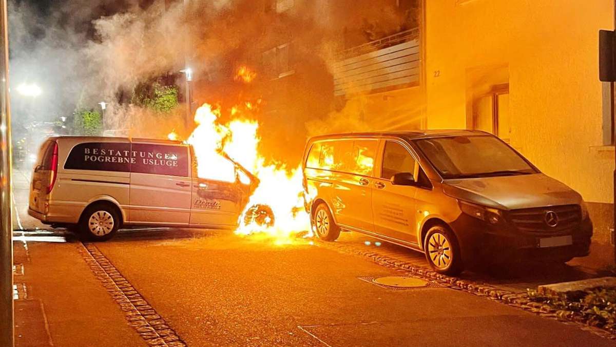 Schweres Feuer in Kornwestheim: Mitten auf der Straße:  Leichenwagen in Flammen