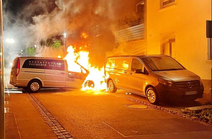 Schweres Feuer in Kornwestheim: Mitten auf der Straße:  Leichenwagen in Flammen