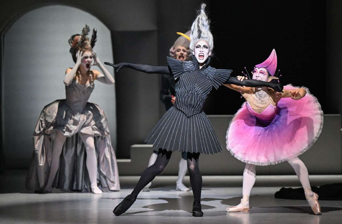 Es sieht anders aus, aber Angelina Zuccarini (Mitte) darf als Carabosse in Johan Ingers Ballett „Aurora’s Nap“ auch ordentlich austeilen.