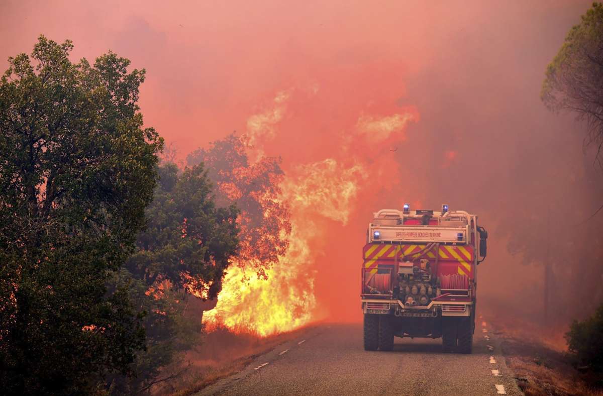 In Südfrankreich fressen sich seit Tagen riesige Flammenwände durch die Landschaft.