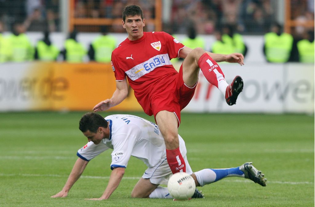 Fast wären Mario Gomez und der VfB in Bochum hingefallen.