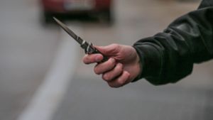14-Jähriger zückt Messer und überfallt Jugendlichen
