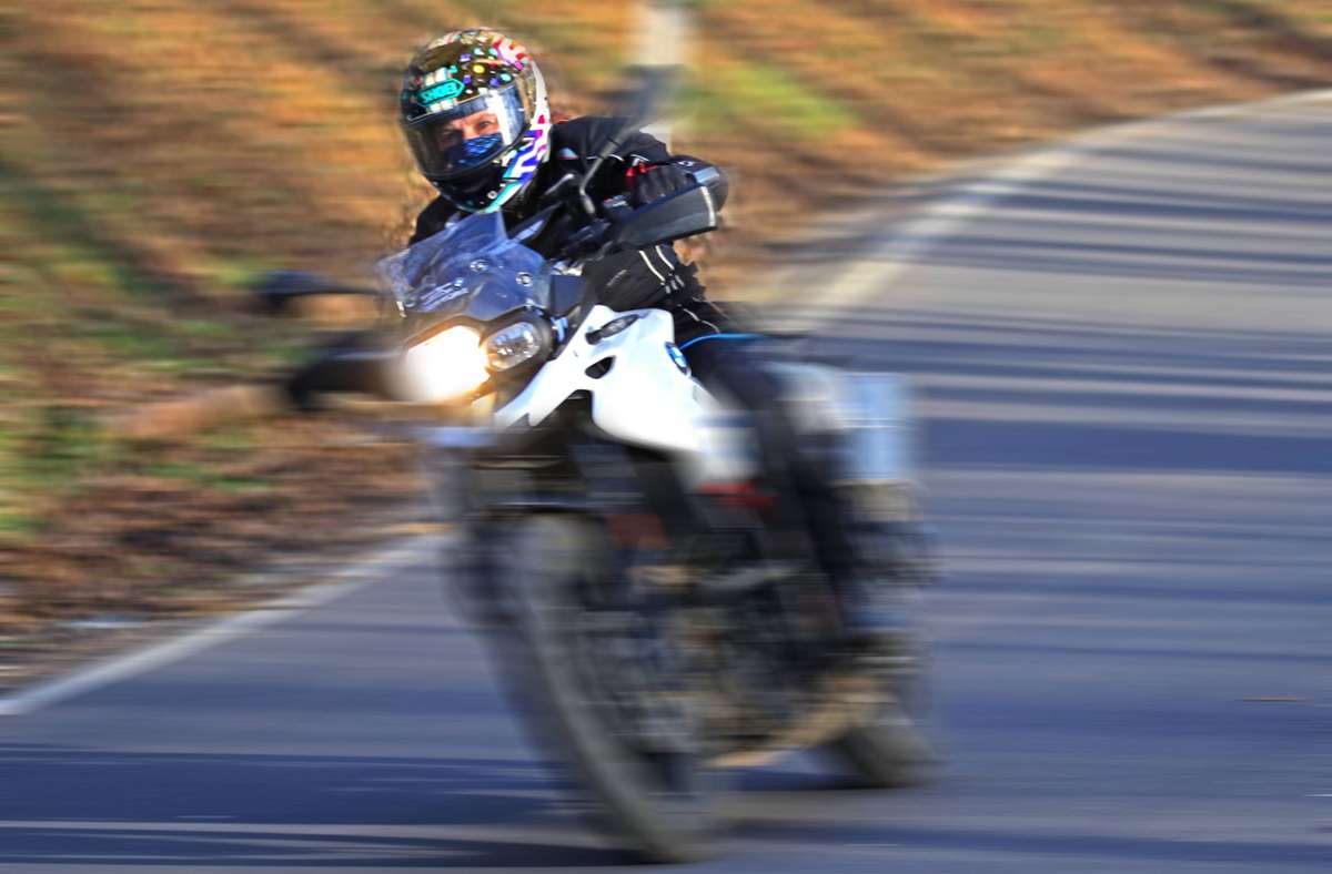 Über 200  Kilometer pro Stunde: Rasender Motorradfahrer entlarvt sich mit Helmkamera selbst