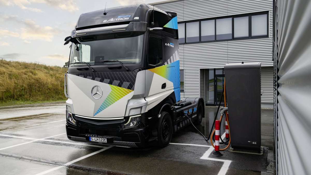 Stuttgarter Nutzfahrzeughersteller: Daimler Truck stellt E-LKW für Fernverkehr vor