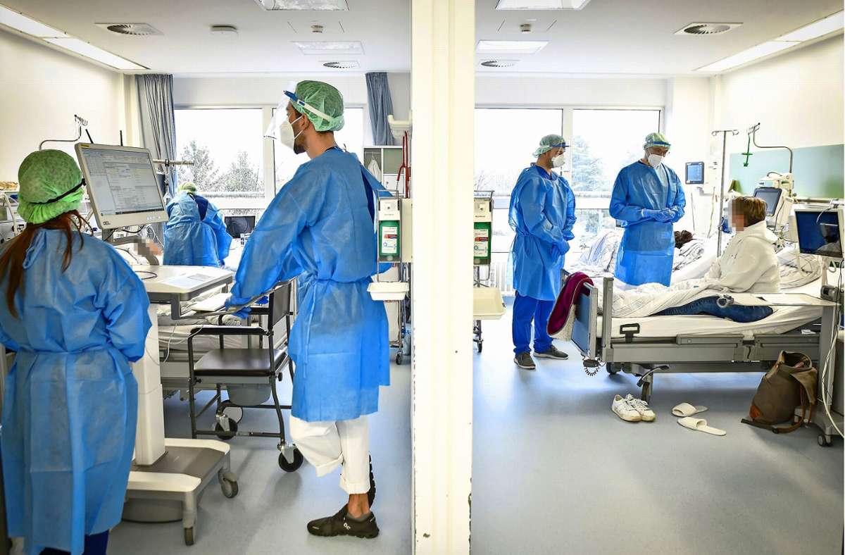Blick in Patientenzimmer – links mit zwei älteren Infizierten, rechts mit Frauen mit Vorerkrankungen. Der Ärztliche Leiter Christoph Wasser (re.) bespricht eine Entlassung.