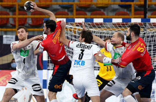 Die Handball-WM könnte für Deutschland nach der Niederlage vorbei sein. Foto: AFP/KHALED ELFIQI
