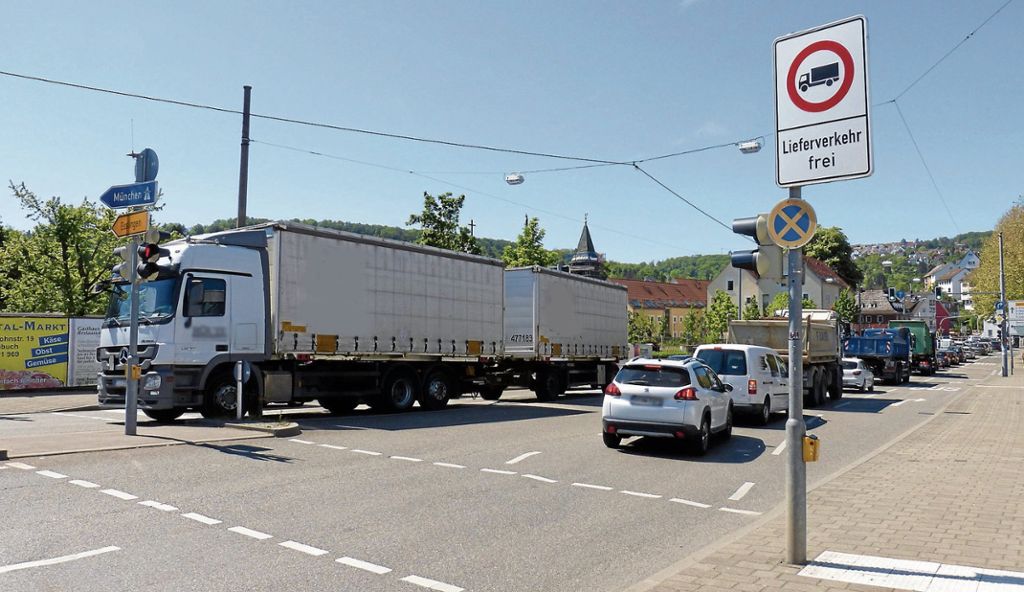 HEDELFINGEN: Schwerlastverkehr zwischen 22 und 6 Uhr verhindern: Filderauffahrt: Nachtfahrverbot für Lastwagen