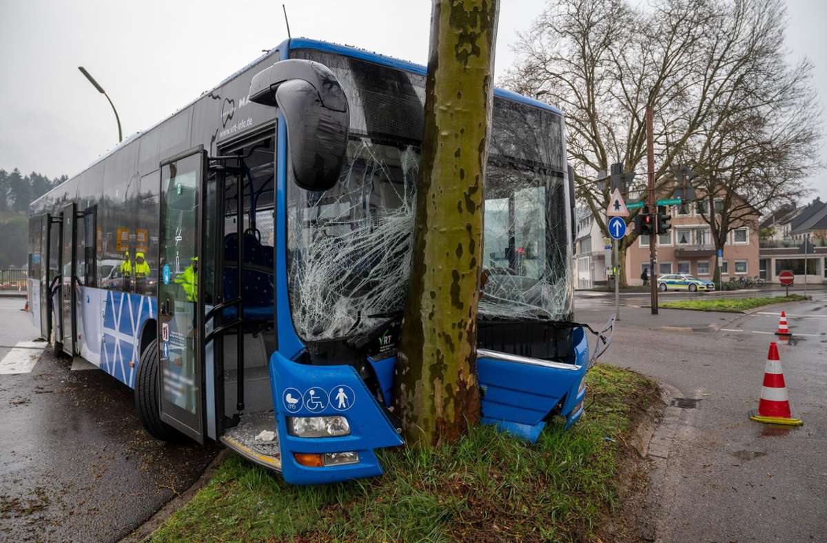 Unfall in Trier: Bus prallt frontal gegen Baum –  Mehrere Schüler verletzt
