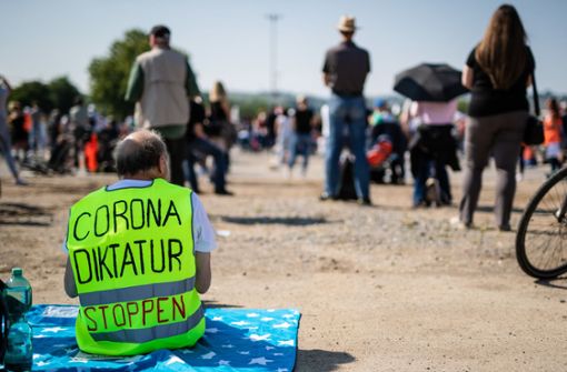 Am Rande einer Demo gegen die Corona-Auflagen ist es im vergangenen Frühjahr zu schweren Straftaten gekommen. Foto: dpa/Christoph Schmidt
