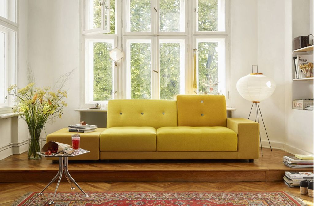 Die niederländische Designerin Hella Jongerius entwarf das  „Polder“-Sofa in fröhlichen Farben und asymmetrischen Kissen  für Vitra in Baden-Württemberg. Auf der breiten Armlehne und dem Hocker  ist Platz für Bücher und Computer.