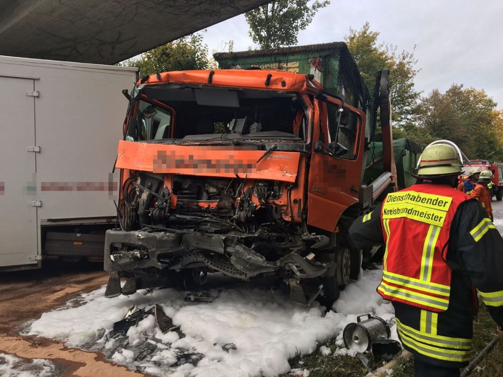 20.10.2016: Bei einem schweren Lkw-Unfall in Remseck wurde der Fahrer tödlich verletzt.