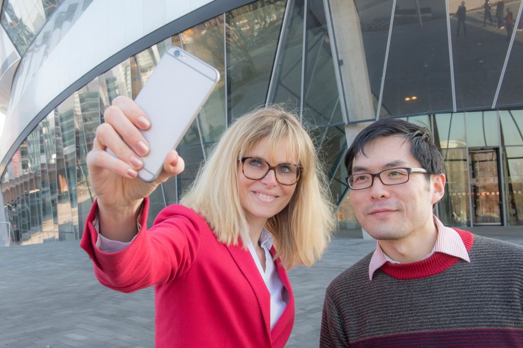 Gemeinsam mit der Museumsleiterin Monja Büdke macht He Dingding aus Hebei ein Selfie im Mercedes-Benz Museum. Er ist am 14. Februar 2016 der achtmillionste Besucher.