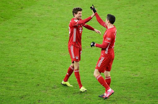 Thomas Müller (links) und Robert Lewandowski zeigen dem VfB die Grenzen auf. Foto: imago/Witters