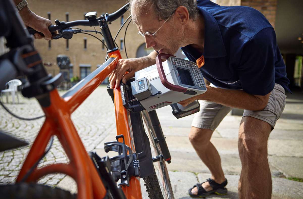 Andreas Schwager   codiert am Stand des ADFC Fahrräder. Das macht  Dieben den Weiterverkauf schwerer.