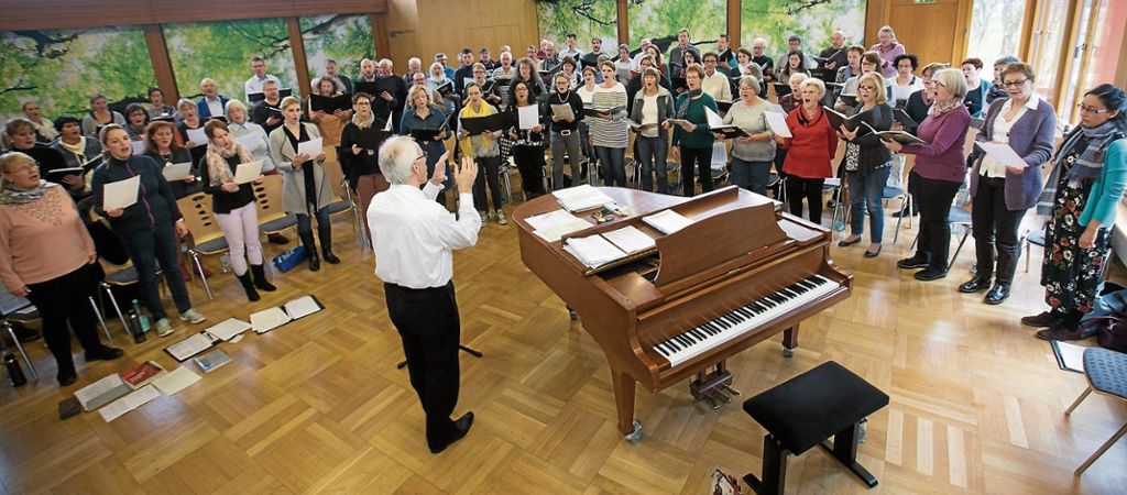 BAD CANNSTATT:  Festo- und Daimler-Chor musizieren gemeinsam für die Aktion „Weihnachtsfreude in Bad Cannstatt“: Weihnachtlicher Melodienstrauß in der Stadtkirche