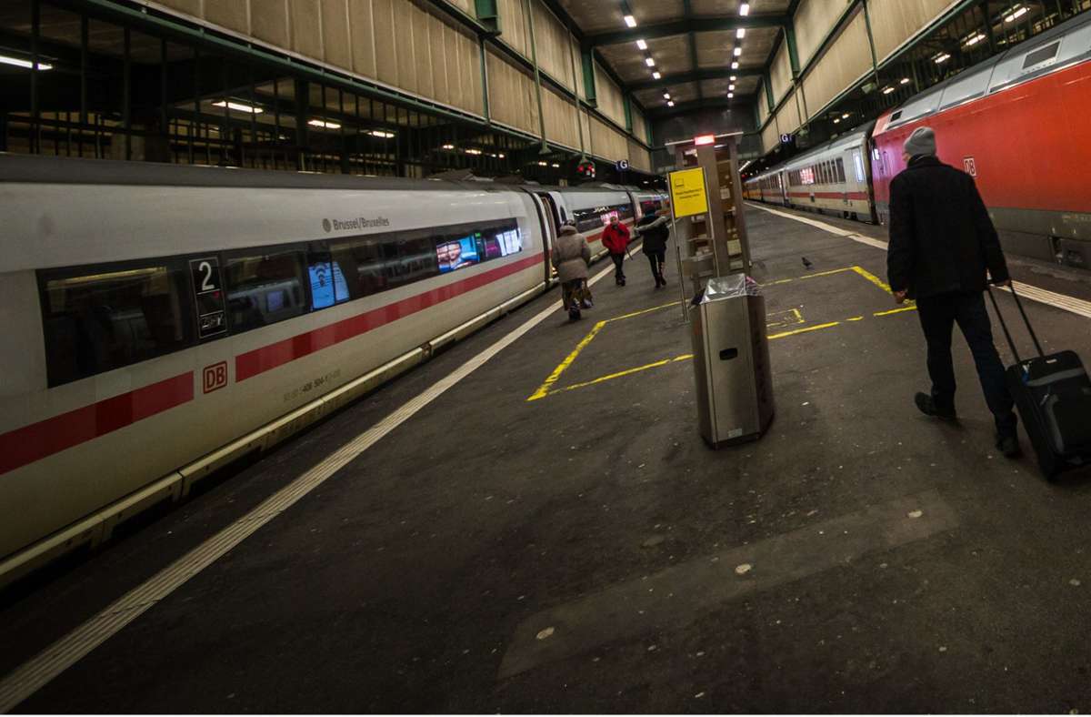 Vandalismus am Hauptbahnhof Stuttgart: 19-Jähriger tritt Glastür ein – schwere Schnittverletzungen