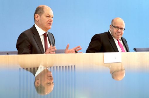 Olaf Scholz (SPD, links) und Peter Altmaier harmonieren fast  wie einst Karl Schiller und Franz-Josef Strauß. Foto: AFP/Michael Sohn