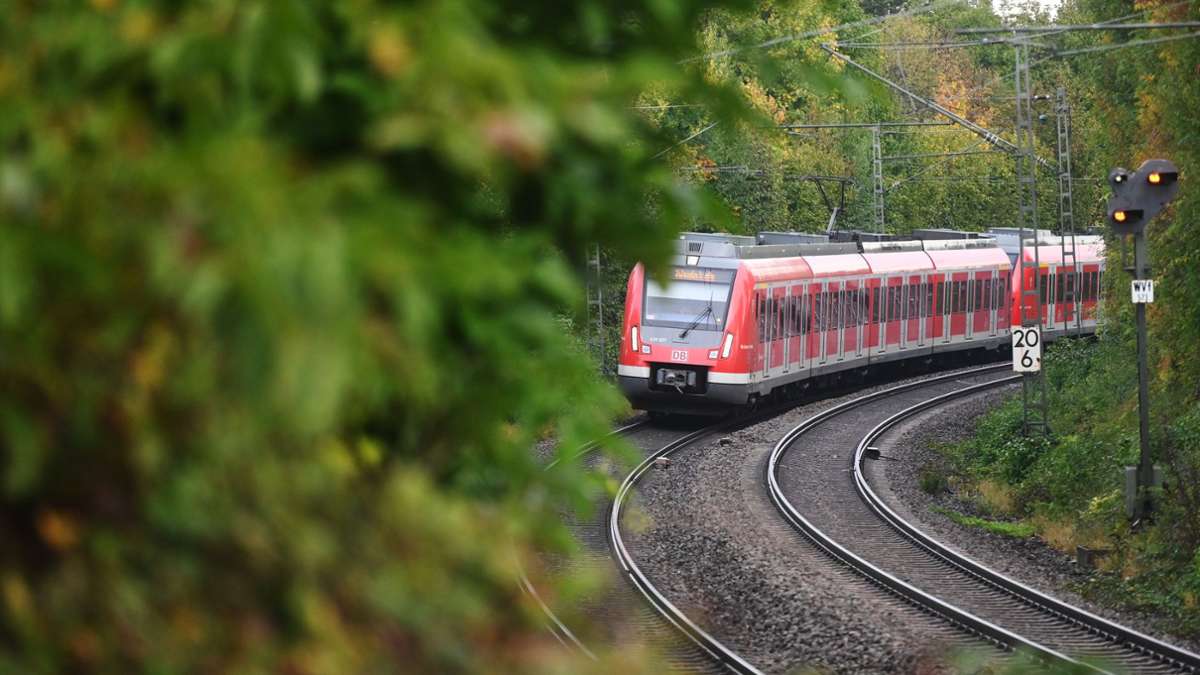 Anschlagsserie auf die S-Bahn in Ludwigsburg: Ungewisse Stunden:   Eingesperrt in der S 4