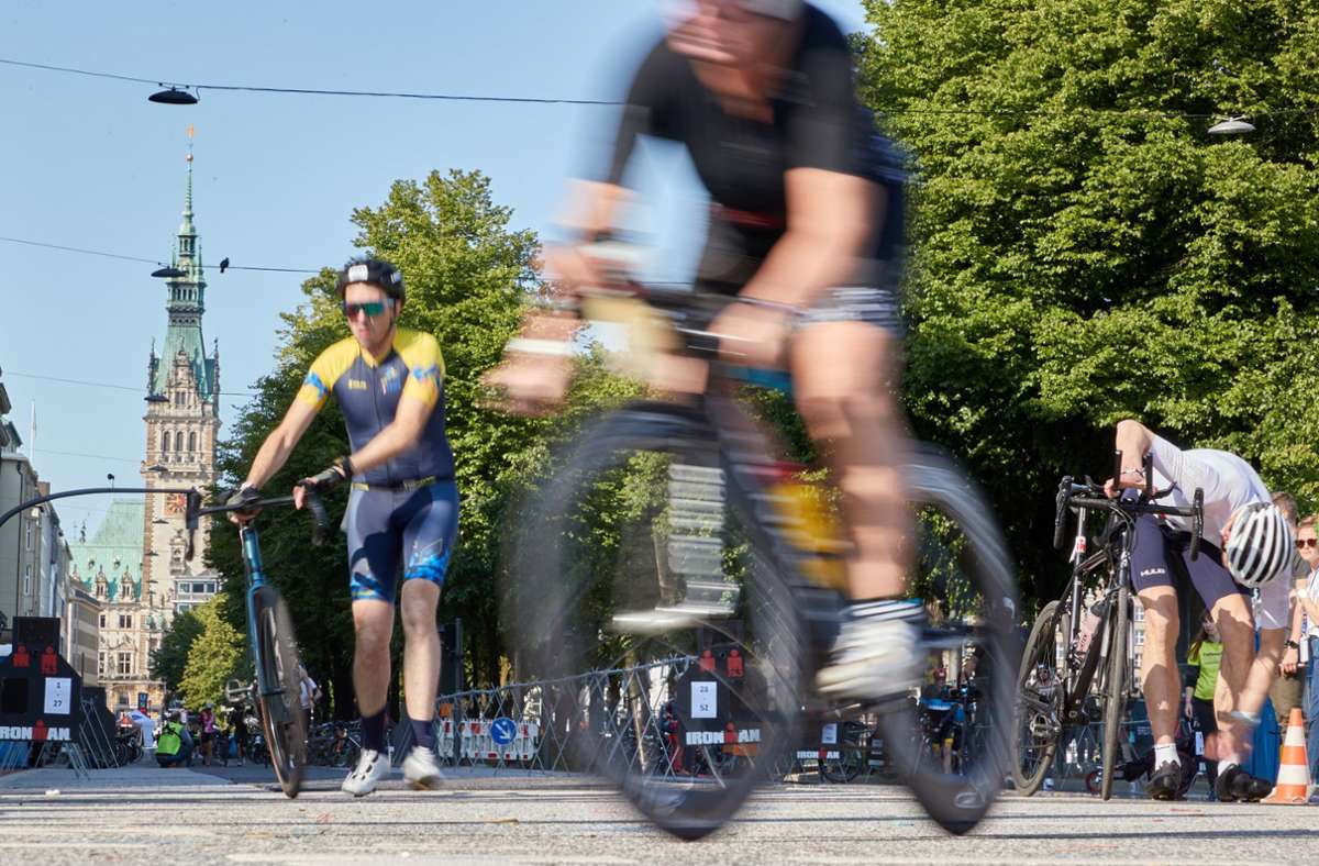 Tödlicher Unfall beim Hamburger Ironman: Motorradpilot stirbt nach Kollision mit Radfahrer – absurde Szenen