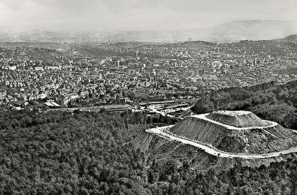 Diese Luftaufnahme von 1956 zeigt, wie der Birkenkopf ausgesehen hat, als noch Kriegstrümmer auf den Berg gefahren wurden.