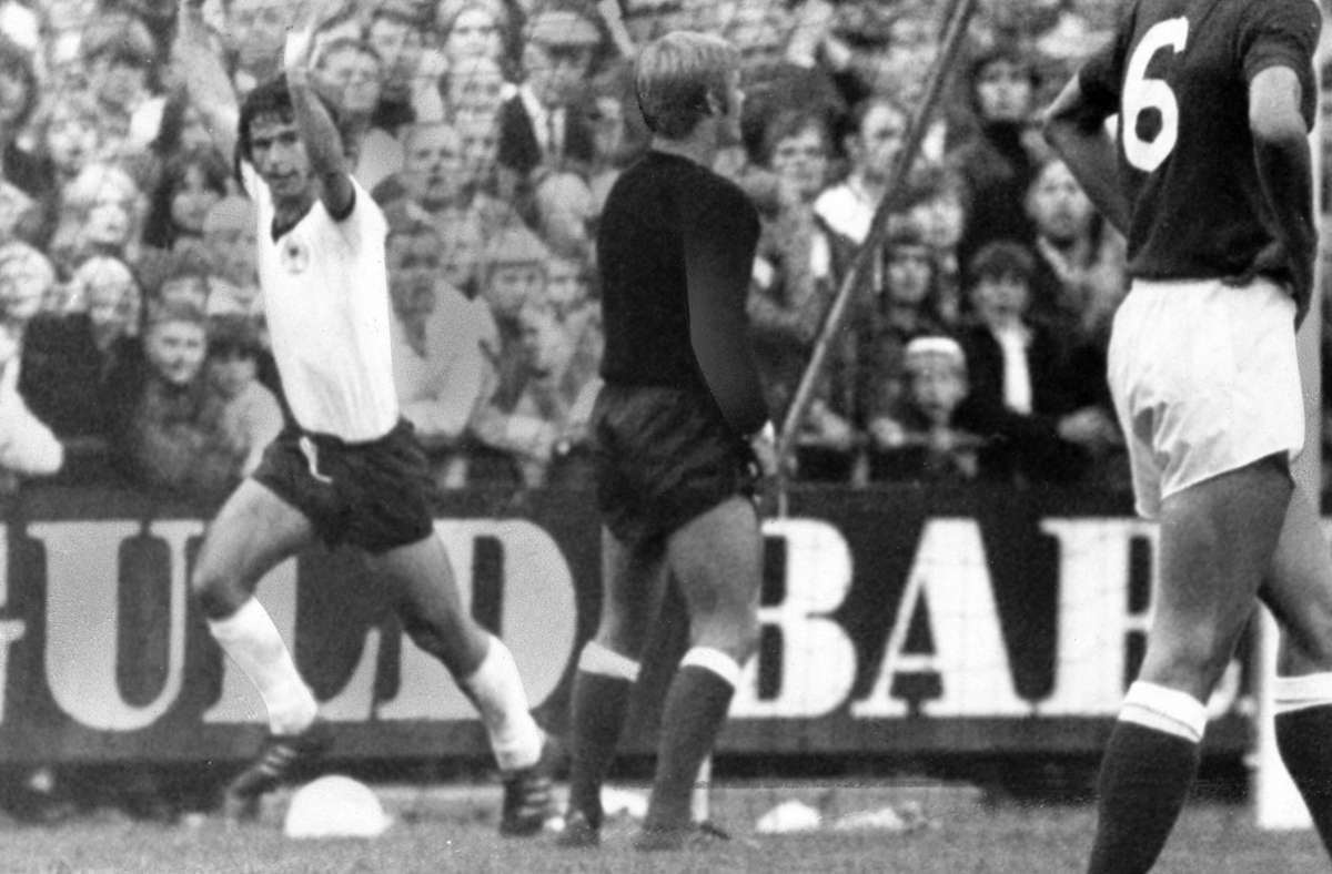 Nur selten in den vergangenen 50 Jahren erzielte eine Mannschaft mehr als zwei Treffer. Am 30. Juni 1971 endete das Testspiel in Kopenhagen 3:1 für Deutschland. Kresten Bjerre (13.) hatte die Dänen in Führung gebracht, Gerd Müller (72./li.), Heinz Flohe (83.) und  Franz Beckenbauer (87.) drehten das Spiel noch.