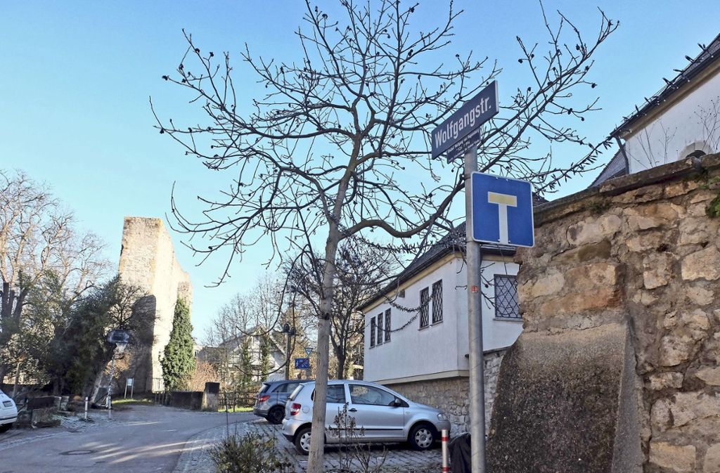 Eigentümer sperrt rechtens  den Privatweg für Autoverkehr in der Wolfgangstraße: Keine Durchfahrt hinter  der St.-Barbara-Kirche