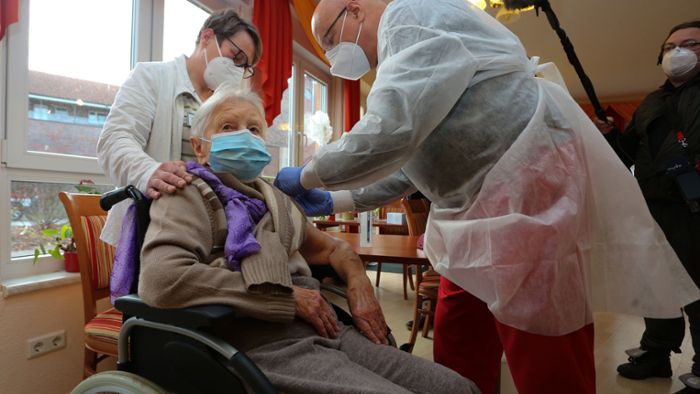 101-Jährige als Erste in Deutschland gegen Corona geimpft