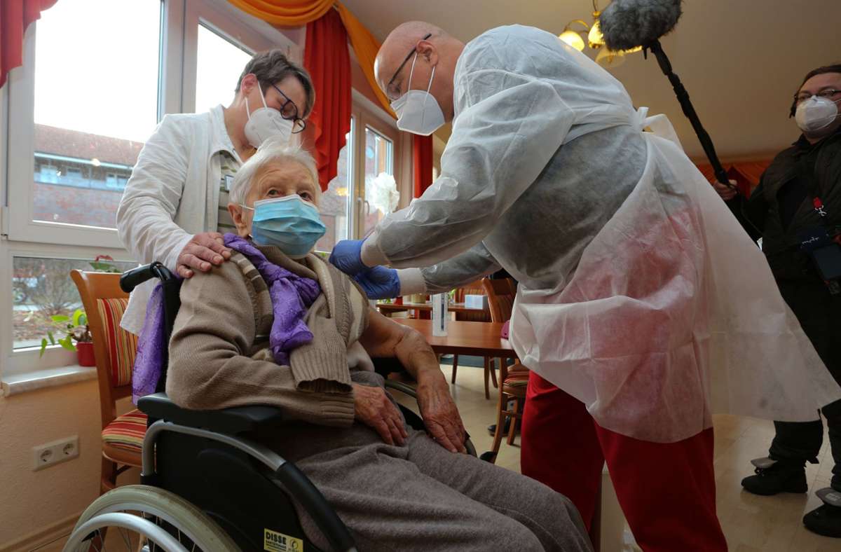 Die 101-jährige Edith Kwoizalla wurde als erste in Deutschland gegen das Coronavirus geimpft. Foto: dpa/Matthias Bein
