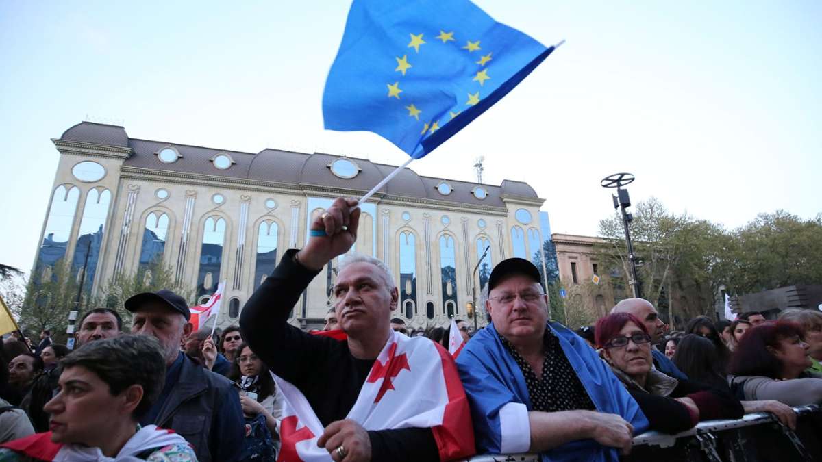 Mit EU- und Georgien-Flagge: Menschen protestieren in Tiflis gegen das umstrittene Gesetz.