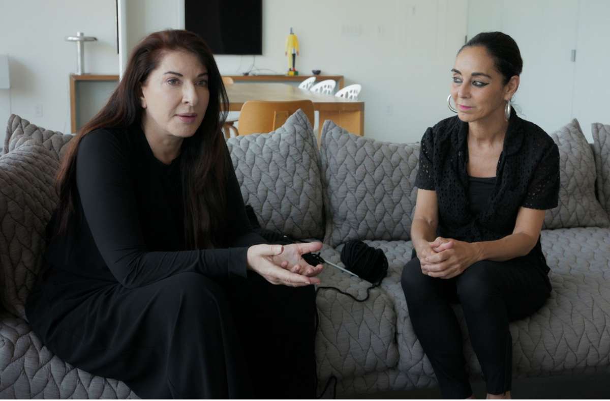 Ein wunderbar intimer Moment: Die Serbin Marina Abramovic (links) und die Perserin Shirin Neshat begegnen sich und diskutieren über weibliche Kunst.