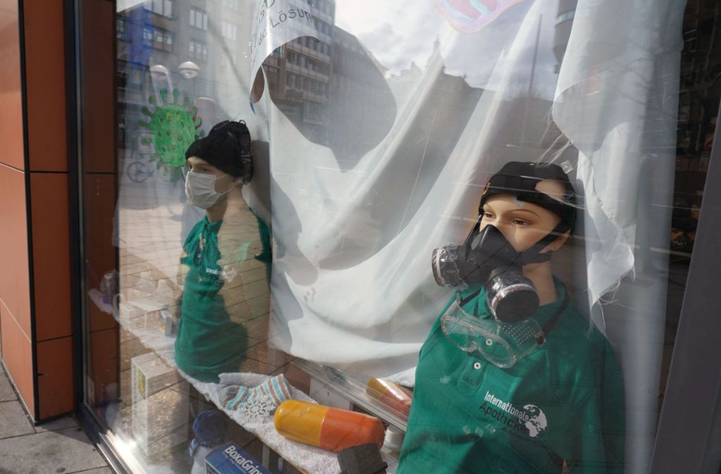 Coronavirus: Stuttgarter Apotheke fällt mit ungewöhnlicher Maske auf