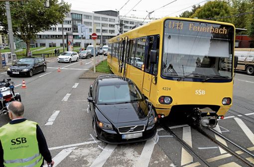 Bereits der dritte Unfall binnen weniger Wochen an der Kreuzung Prag-/Haldenstraße. Schuld sind immer die Autofahrer, die hier verbotswidrig einen U-Turn über die Stadtbahngleise machen wollen. Foto: Andreas Rosar Quelle: Unbekannt
