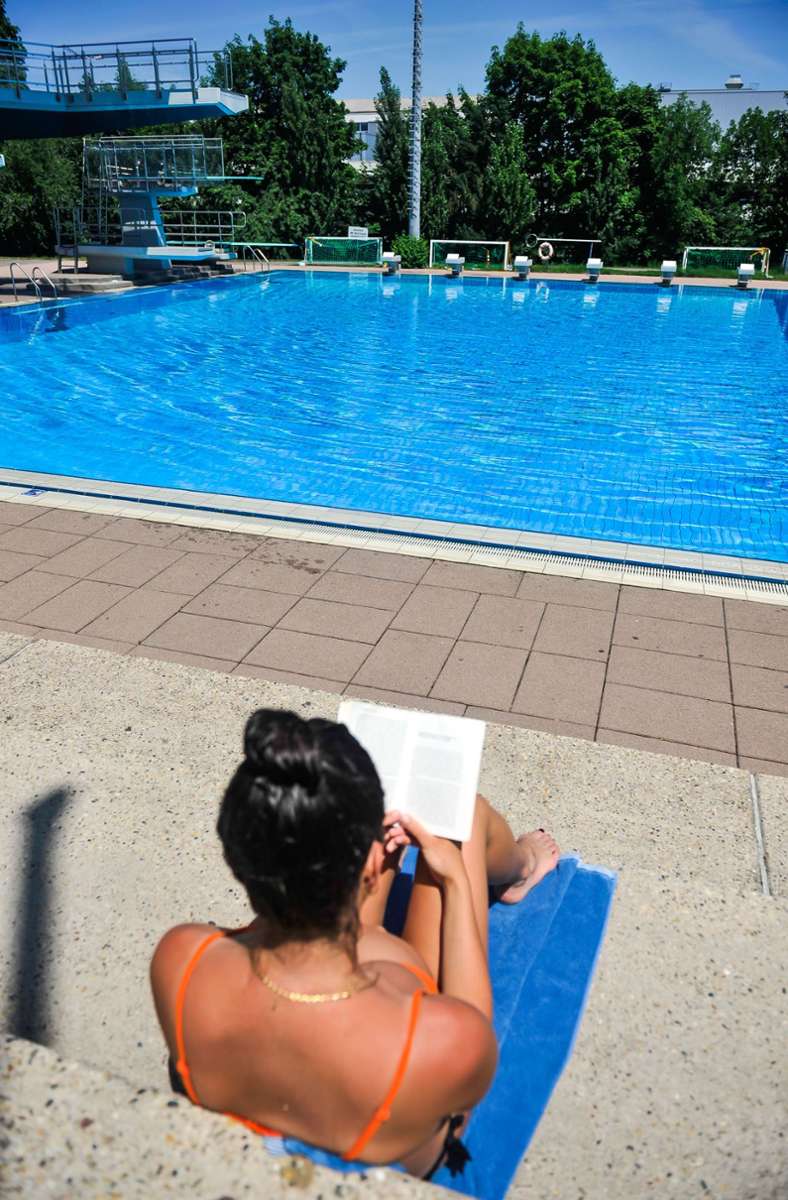 1300 Badegäste dürfen derzeit pro Tag ins Inselbad in Stuttgart-Untertürkheim.
