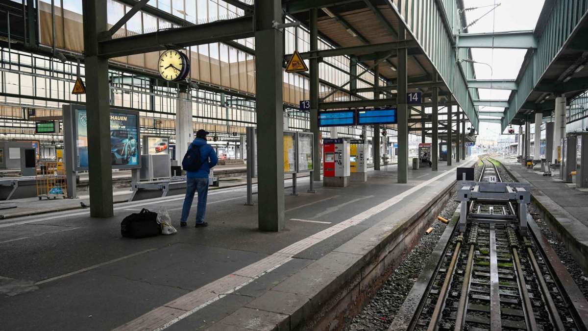 Streiktag in Stuttgart: Tauben haben Hauptbahnhof fast für sich alleine