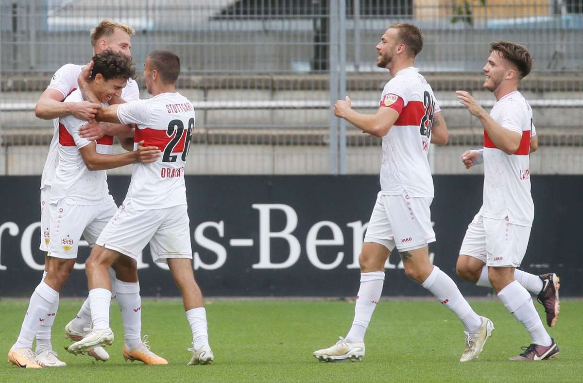 Die VfB-Spieler feiern Raul Paula für sein Traumtor zur 1:0-Führung.