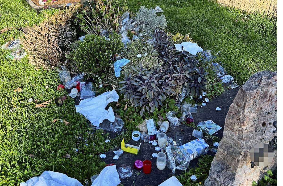 Weggeworfene Verpackungen, Kerzen und Essensreste auf Gräbern waren das Überbleibsel einer nächtlichen Party auf dem Hedelfinger Friedhof an den Osterfeiertagen. Foto: privat (z)