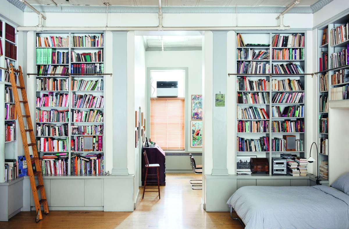 Blick in die Wohnung der Illustratorin und Autorin Joana Avillez in New York. Sie sortiert ihre Bücher meist nach Themen, wie in dem Bildband „BiblioStil: Vom Leben mit Büchern“ zu erfahren ist. „Ich schlafe inmitten meiner Bücher“, sagt Avillez. „Das finde ich gemütlich.“
