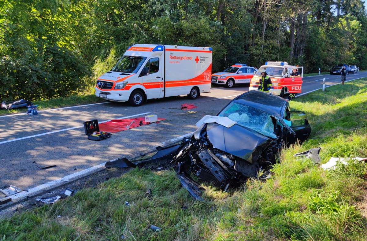 Das Auto ist bei dem Unfall in Adelberg im Kreis Göppingen total zerstört worden.