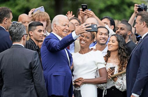 Joe Biden posiert für Fotos mit seinen Anhängern. Das Bild entstand am Nationalfeiertag. Foto: dpa/Patrick Semansky
