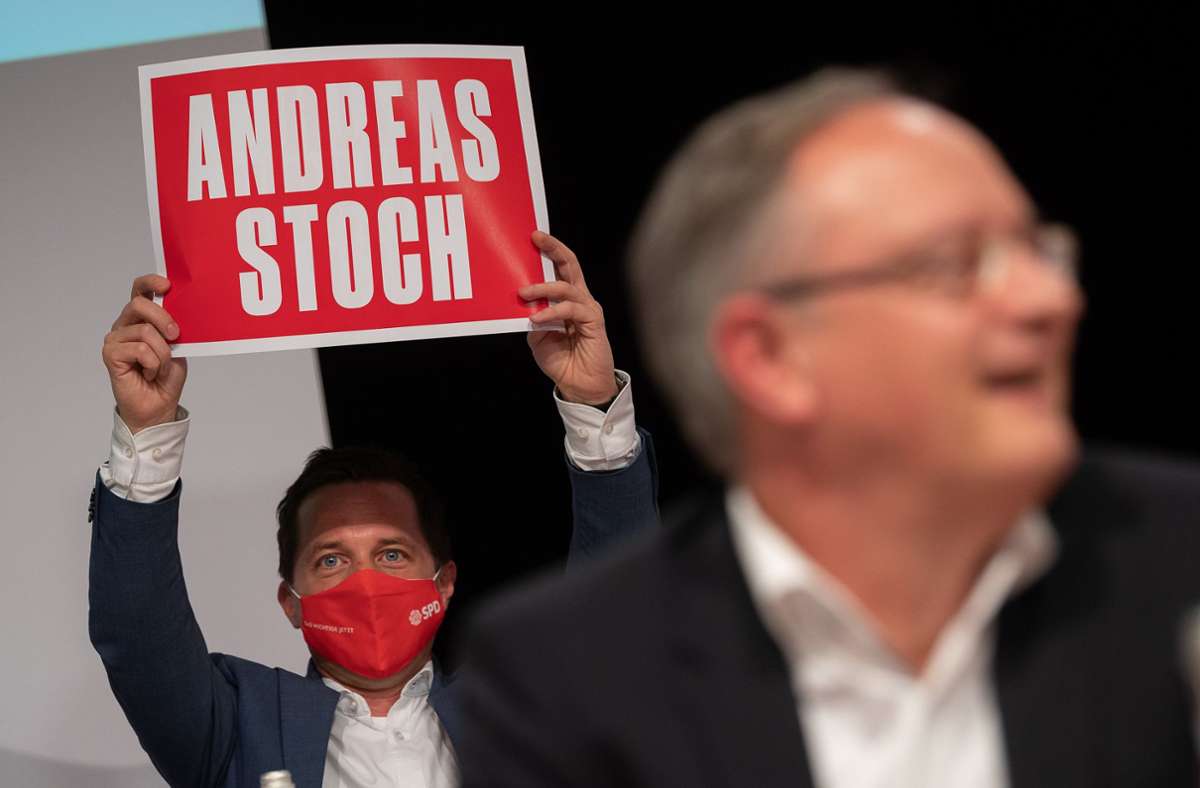 Der Landesvorsitzende Andreas Stoch (vorne) wird mit dem Hochhalten eines Plakats – hier durch Generalsekretär Sascha Binder – zum Spitzenkandidaten für die Landtagswahl gekürt. Foto: dpa/Sebastian Gollnow