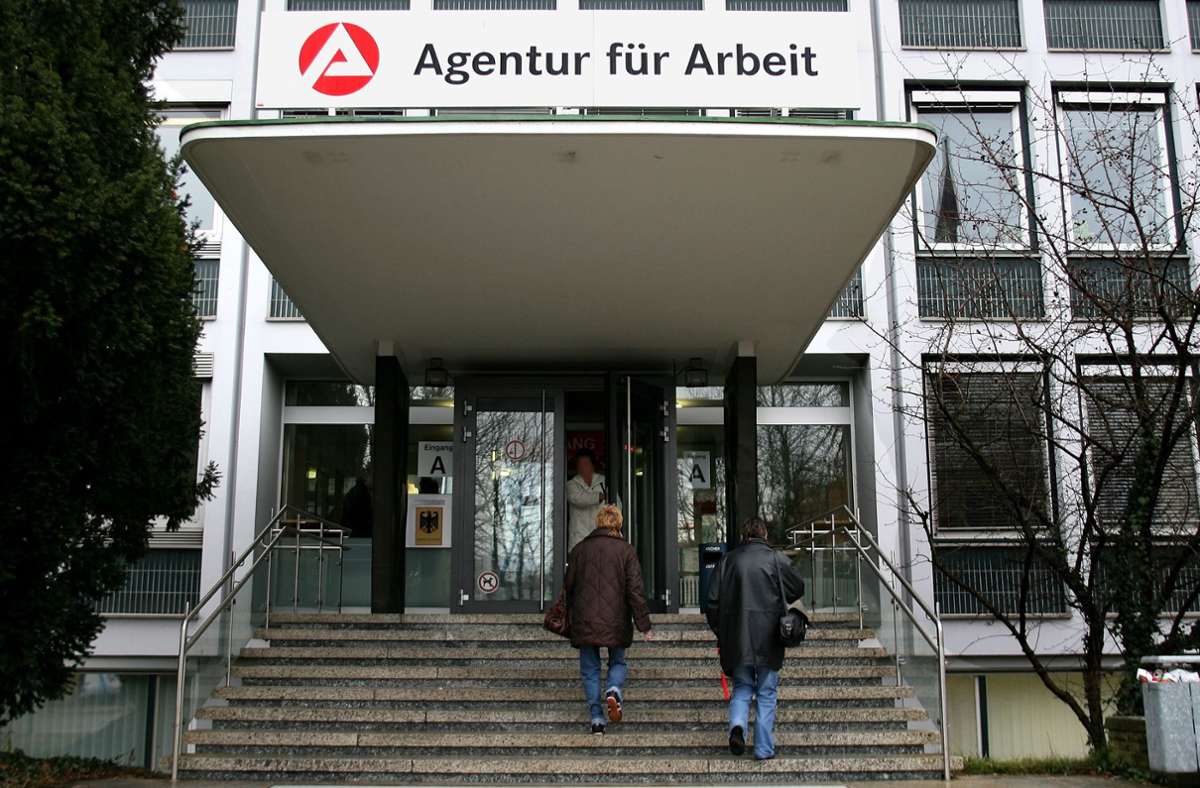 Arbeitsamt Ludwigsburg: Scheiben mit Stein eingeschlagen