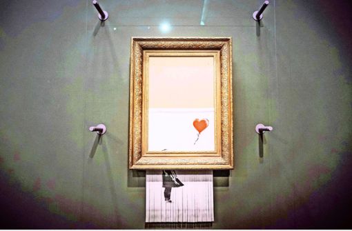 Banksys „Love is in the Bin“ hing in der Staatsgalerie Stuttgart an verschiedenen Orten. Foto: Lichtgut//Achim Zweygarth