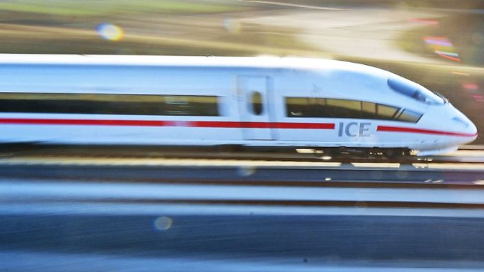 ICE-Lokführer lässt hilflosen Mann auf freier Strecke zusteigen