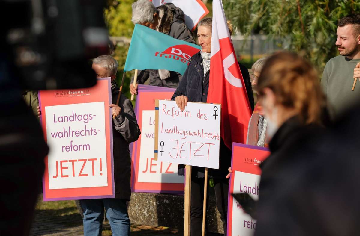 Am Donnerstag haben Vertreterinnen des Landesfrauenrats, von DGB, Landesjugendring, Grüner Jugend und Jusos in Stuttgart protestiert.