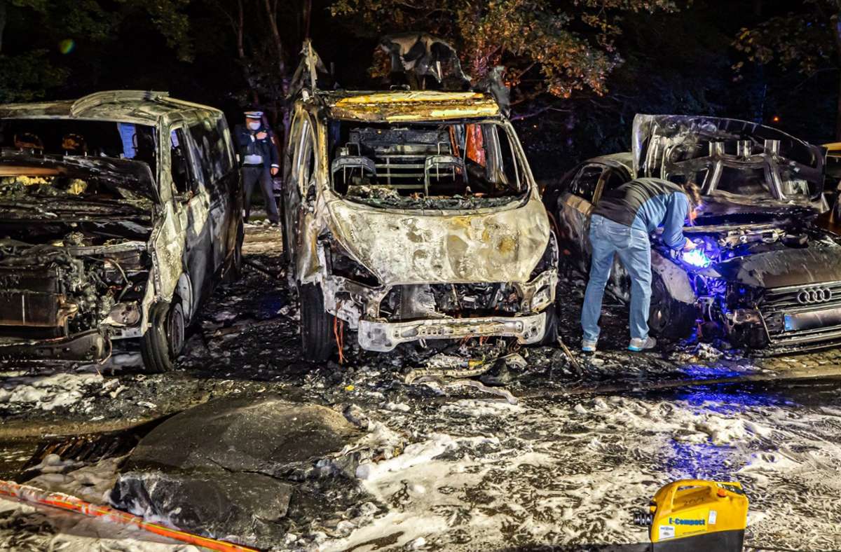 Fahrzeugbrände in Stuttgart: Autos in Brand gesteckt?  Polizei sucht Täter  per Hubschrauber
